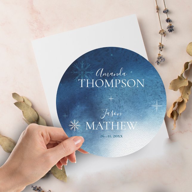 Vitblåvitnosblomma Bröllop Runt Klistermärke (Whimsical Blue White Snowflake Wedding Classic Round Sticker)