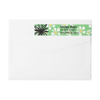 Vitblommor från lycklig på gröntens bakgrund etikettband