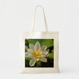 Vitblommor i en damm tygkasse