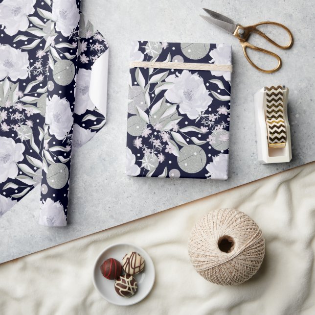 Vitblommor på mörk blått. presentpapper (Hantverk)