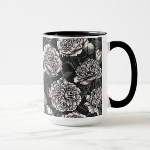 Vitblommor på mörk grått mugg