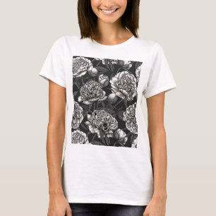 Vitblommor på mörk grått t shirt