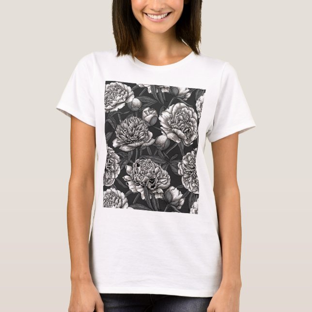 Vitblommor på mörk grått t shirt (Framsida)