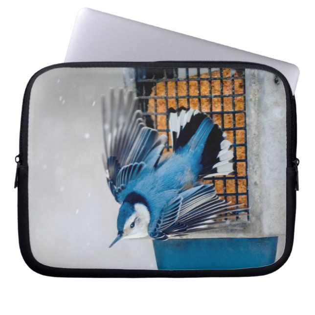 Vitbröstad nuthatch i Snö - Originalfoto Laptop Fodral (Framsidan)