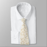Vitdaisy på beige blommönster slips<br><div class="desc">Denna tie har en charmig blom- design att presentera vitdaisy på en neutral beige bakgrund. Perfekt för bröllop som är för manar vem kärlek blommar och för kvinnor som gillar ha på sig ties för en fönsterram runt om deras midja i stället för ett bälte. Ha på sig det i...</div>