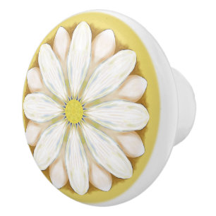 Vitdaisy på guld- gult knopp