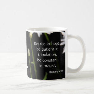 Vitdaisy på svart, bibelVersehopp & bön Kaffemugg