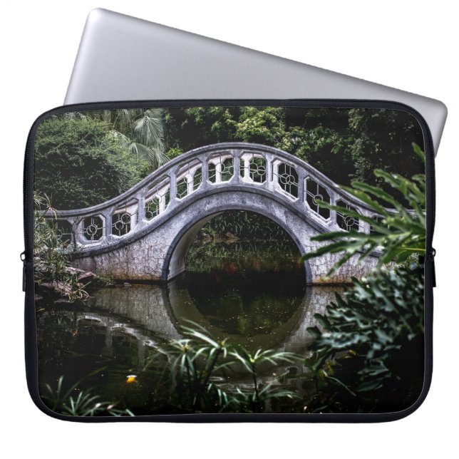 VITE BRIDGE SOM KÖRS AV TRÄD LAPTOP FODRAL (Framsidan)