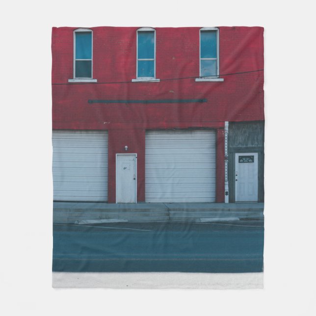 VITE GARAGE-DÖRRAR AVSLUTADE UNDER DAGEN FLEECEFILT (Framsidan)