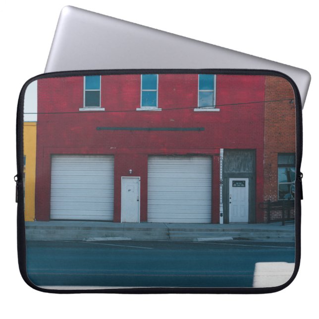 VITE GARAGE-DÖRRAR AVSLUTADE UNDER DAGEN LAPTOP FODRAL (Framsidan)