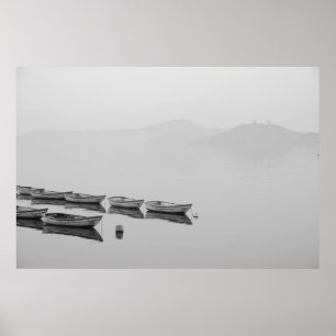 VITE ROW BOATS INLINE ON BODY OF VATTEN UNDER FOG POSTER
