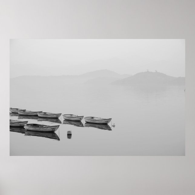 VITE ROW BOATS INLINE ON BODY OF VATTEN UNDER FOG POSTER (Framsidan)