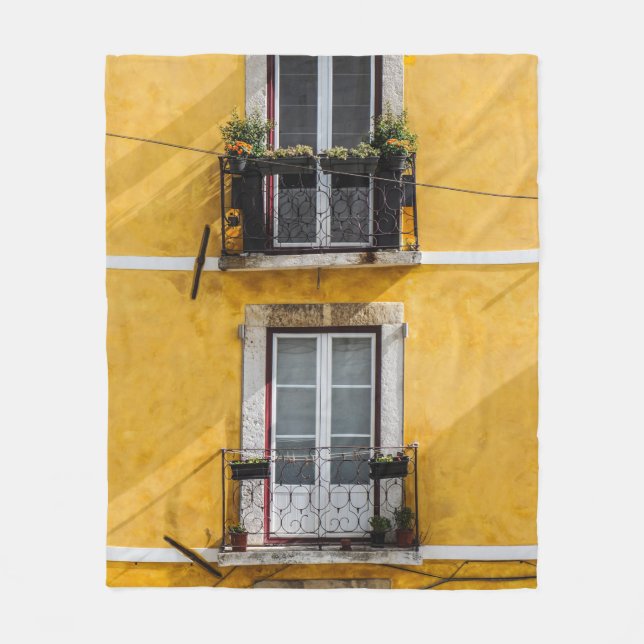 VITE WOODEN WINDOW PANELES AND GULT PAINTED WALL FLEECEFILT (Framsidan)