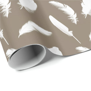Vitfjädertryck på taupe presentpapper