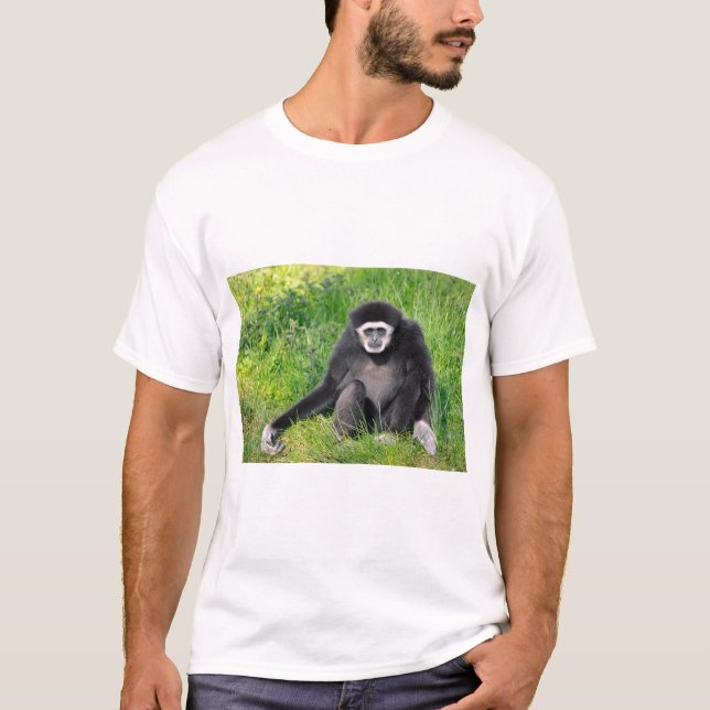 Vithandsgibbon sitta på gräs t shirt (Framsida)