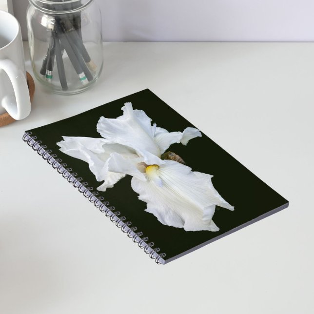 Vithårig Iris på svart bakgrund Anteckningsbok (In Situ)