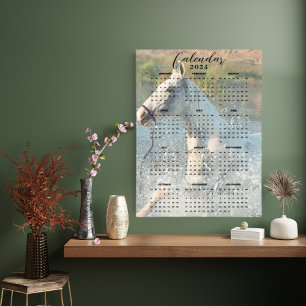 Vithäst galopperar genom flod 2024 Kalender Poster