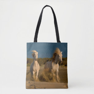 Vithästar som är rinnande på strand Camargue, Tygkasse