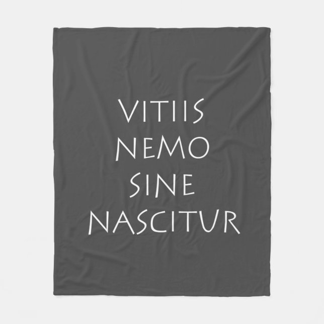 Vitiis nemo sine nascitur fleecefilt (Framsidan)