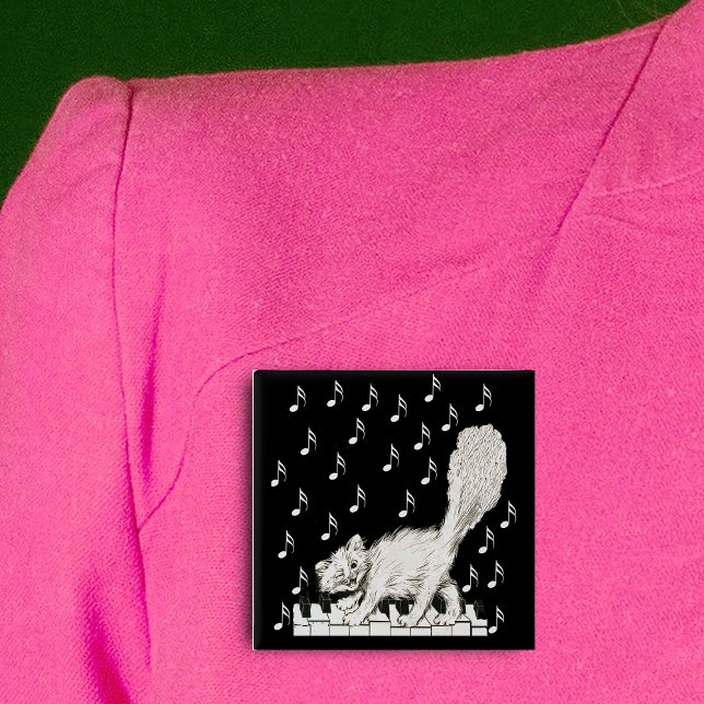 Vitkatt på Piano Nycklar Knapp (Happy winking white cat on piano keys music notes on black square pin back button.)