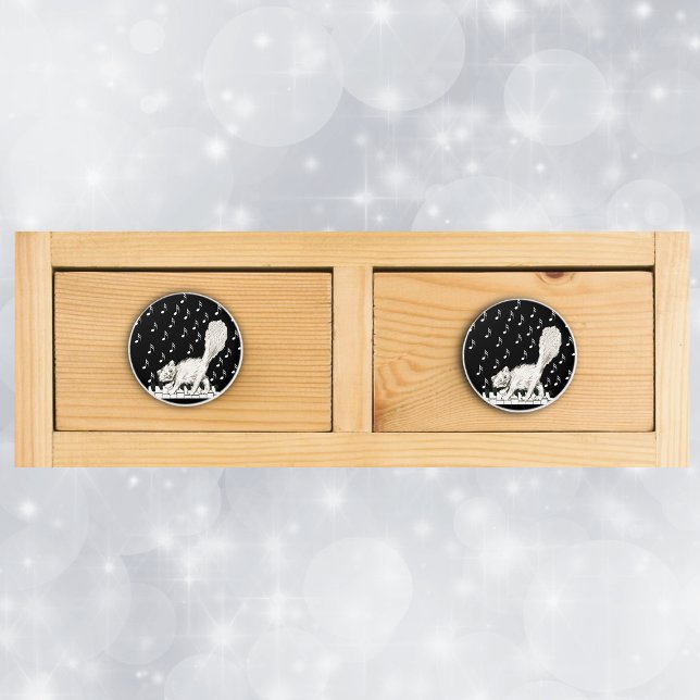 Vitkatt på Piano Nycklar Musik noter Knopp (White cat winking while walking across piano keys music notes on black drawer knob pull.)