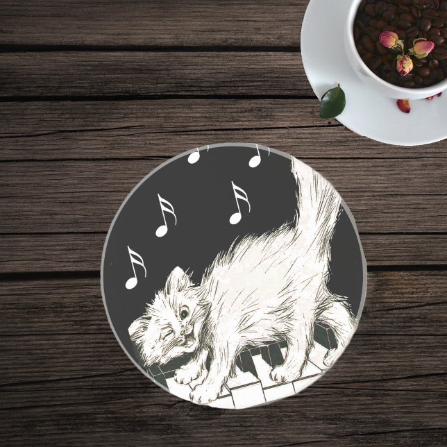 Vitkatt på Piano Nycklar Underlägg (White winking cat on piano keys on black with white music notes glass drink coaster.)