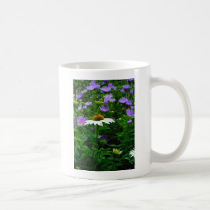 Vitkolv, lila blommor och mjölet kaffemugg