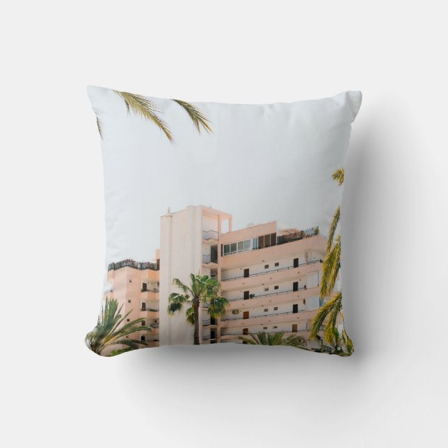 VITKONKRET BYGGNAD BESIDE GRÖNT HANDFLATAN TRÄD UN KUDDE (Framsida)