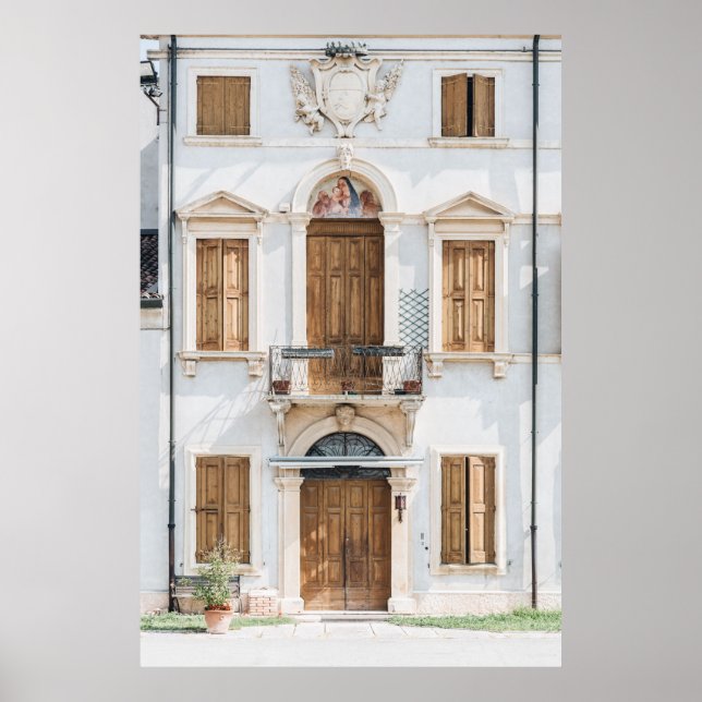 VITKONKRET BYGGNAD MED TRÖDDÖRRAR OCH VIND POSTER (Framsidan)