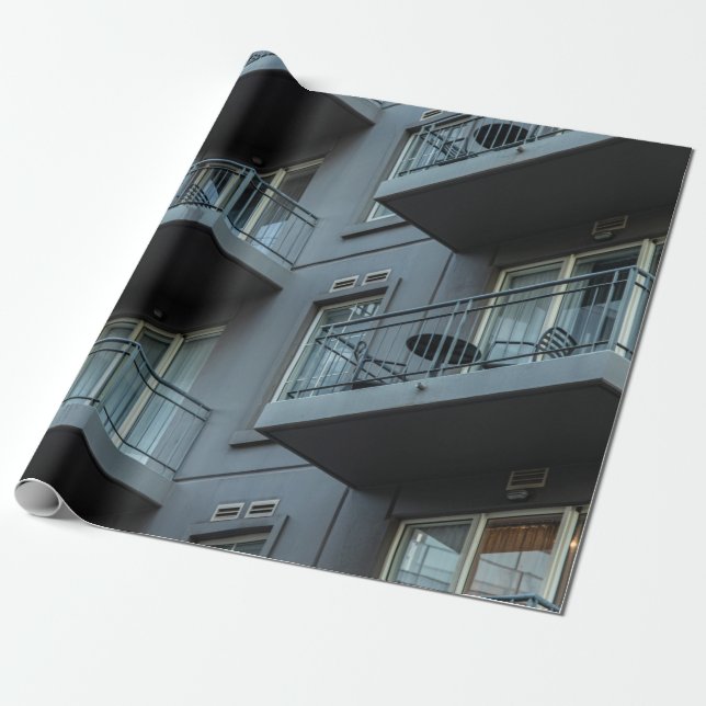 VITKONKRET BYGGNAD MED VITA METALL-STRÅLNINGAR PRESENTPAPPER (Utrullad)