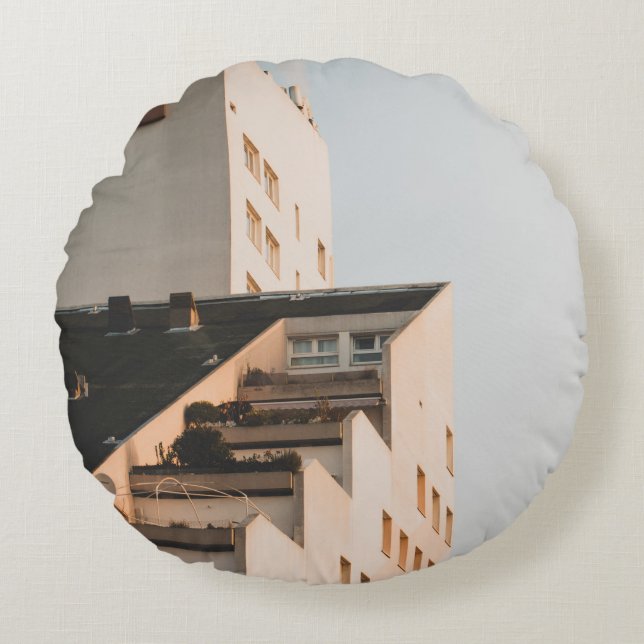 VITKONKRET BYGGNAD RUND KUDDE (Framsidan)