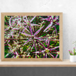 Vitlöksblomma Kellulär Abstrakt Väggkonst Canvastryck<br><div class="desc">"Vitlökblomma". Blommigtens abstraktion i skuggor av coolans rosa mot bakgrund av färsk,  saftig grönt. Mosaik av geometriskt inslag med cellstruktur.</div>