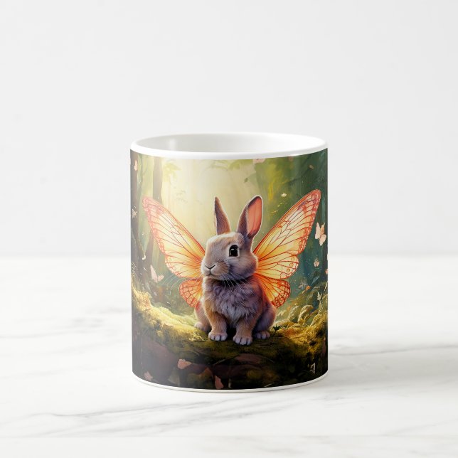 Vitmisk bunny i en förändrad skog kaffemugg (Center)