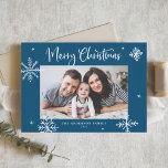 Vitmiskt foto av Snöflingor Blue God jul Julkort<br><div class="desc">God jul! Skicka varmt önskemål till familj och vänner med det här visuella julkortet. Den har viskartat snöflingor och modern kalligrafi. Anpassa det här fotojulkortet genom att lägga till information. Det här snowflake-julfotokortet finns i andra färg och kardstock.</div>