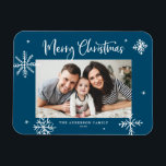 Vitmiskt foto av Snöflingor Blue God jul Magnet<br><div class="desc">God jul! Skicka varmt önskemål till familj och vänner med den här visuella julfotomagneten. Den har viskartat snöflingor och modern kalligrafi. Anpassa den här fotojulmagneten genom att lägga till information. Denna snöflingande julfotomagnet finns i andra färg och kardstock.</div>