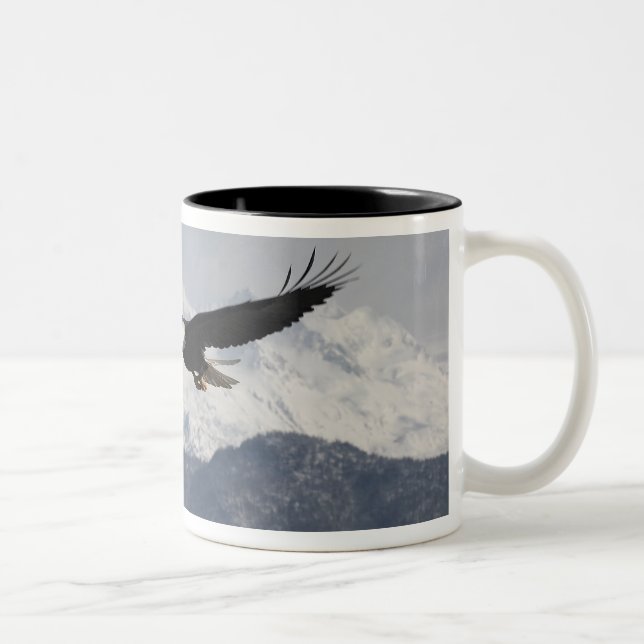 Vitörad havsörn under flykt, Haliaeetus leucocepha Två-Tonad Mugg (Höger)