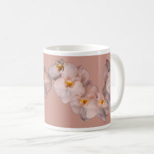 Vitorchids blommar på emblem kaffemugg