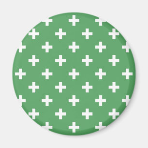Vitpolka kor på grönt magnet