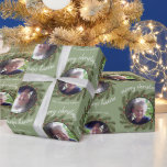 Vitsiskt julfoto - Kalligrafi - Grenar Presentpapper<br><div class="desc">Om du skördar fotot till en kvadrat innan du laddar upp det blir det enkelt att redigera designen. I det pappra ingår ett unikt och trendig God jul hälsning med en stark och glatt mönster i gräs gren på baksidan. Den här designen har en informell, glatt syn på den med...</div>