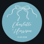 Vitsiskt skript Ribbon Gräns Bröllop Runt Klistermärke<br><div class="desc">Ett enkelt handskrivet skript med moderna minimalistiska vita typografier bröllop vin på blått,  inramat med ett vågigt band ram med båge i hand plockade stil. Informell vismisk coquette stil. Finns i två storlekar och avslutar är projektionsyta eller glansig.</div>