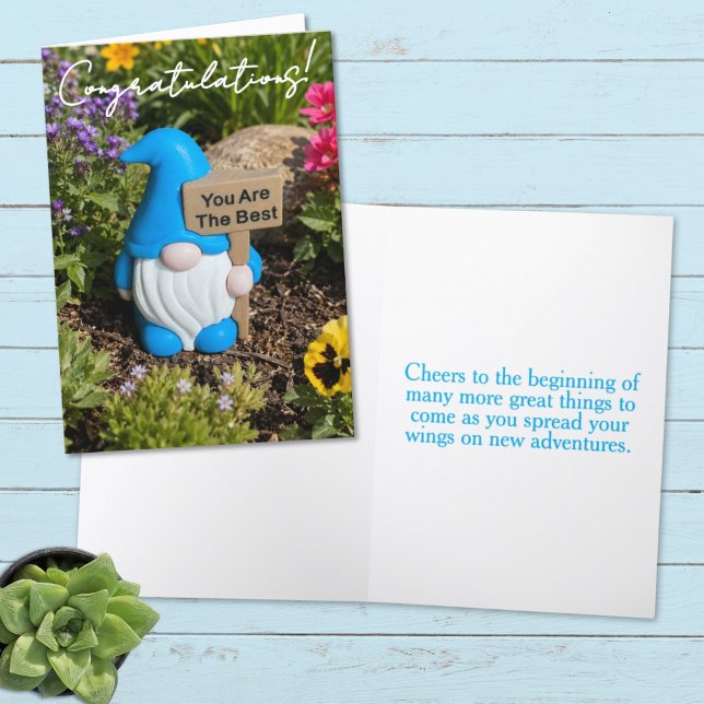 Vitskäggig blå trädgårdstomte bland blommor kort (Fun blue garden gnome amongst the flowers greeting card cover. Template text on cover and inside.)