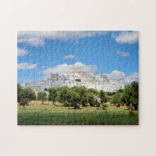 Vitstad Ostuni med olivgröna träd, Puglia pussel
