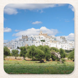 Vitstad Ostuni med olivgröna träd, Puglia Underlägg Papper Kvadrat