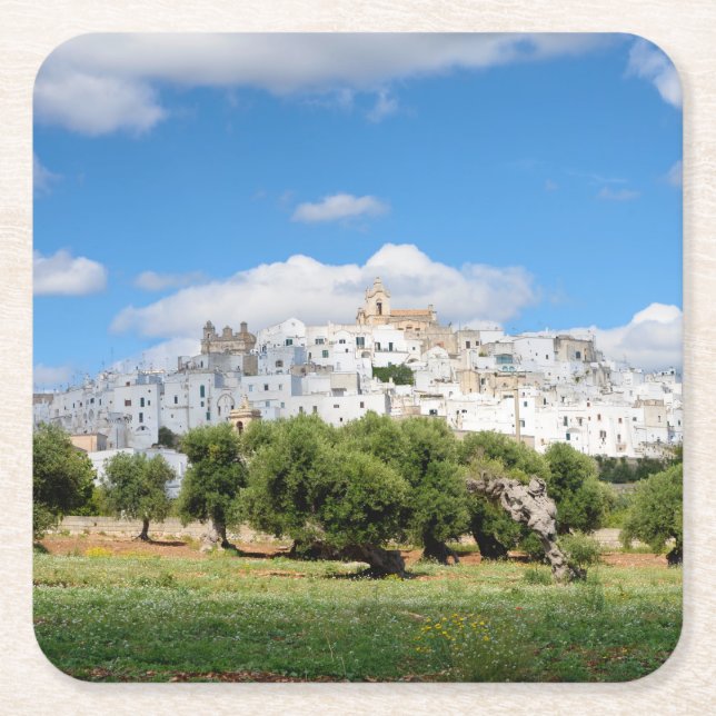 Vitstad Ostuni med olivgröna träd, Puglia Underlägg Papper Kvadrat (Framsidan)