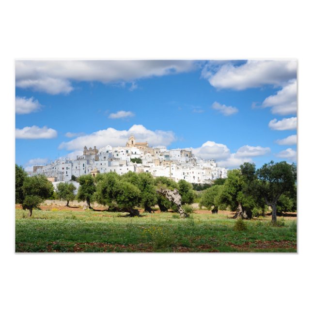 Vitstad Ostuni med olivoljefat träd, Puglia-avtryc Fototryck (Framsidan)