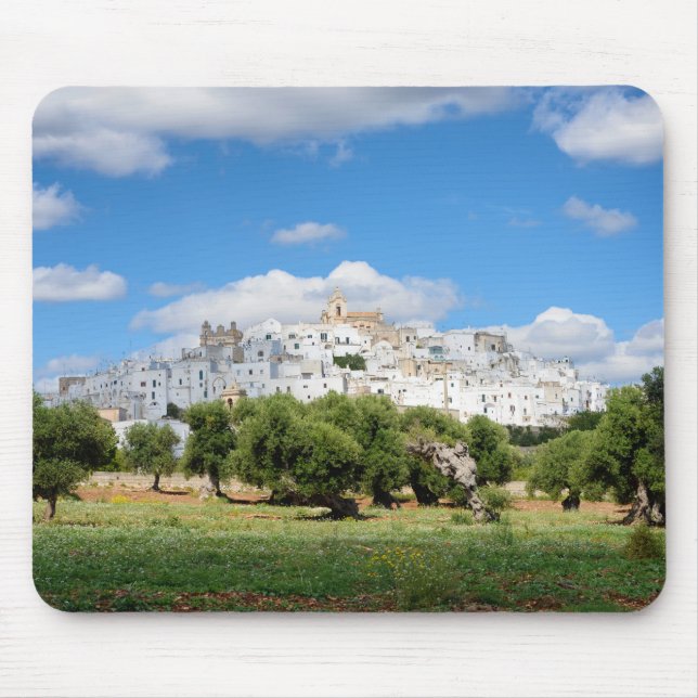 Vitstad Ostuni och olivgröna träd, Puglia mousepad Musmatta (Framsidan)