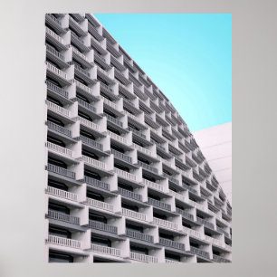 Vitt betongbyggnad med terrasser poster