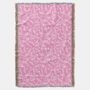 Vitt blomsterbroderi på rosa bakgrund  filt