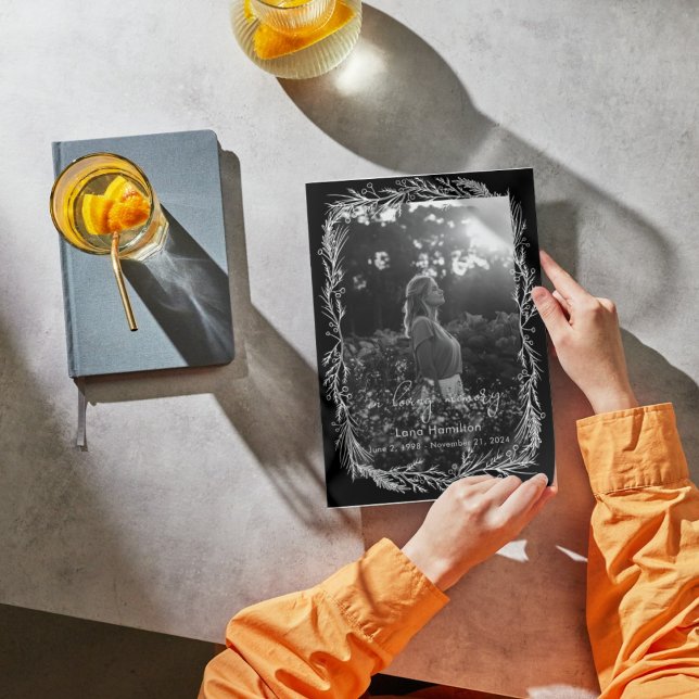 Vitt botaniskt fotobegravningsprogram inbjudningar (Skapare uppladdad)