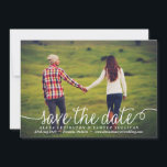 Vitt, färgat fotofoto av kalligrafi spara datumet<br><div class="desc">Kvism och elegant spara datum meddelande med modern kalligrafi och polka dots mönster. Anpassa den här moderna spara datumet genom att lägga till information. Andra färg finns tillgängliga.</div>